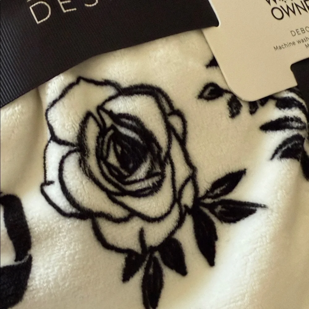 Deborah Connolly designs Halloween skull and bow queen blanket☠️🥀🦇